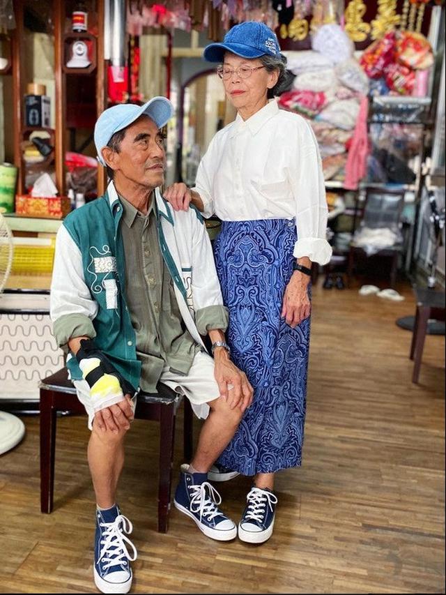 Kakek Nenek Pemilik Laundry Manfaatkan Baju Tertinggal Untuk Pemotretan, Inspiratif