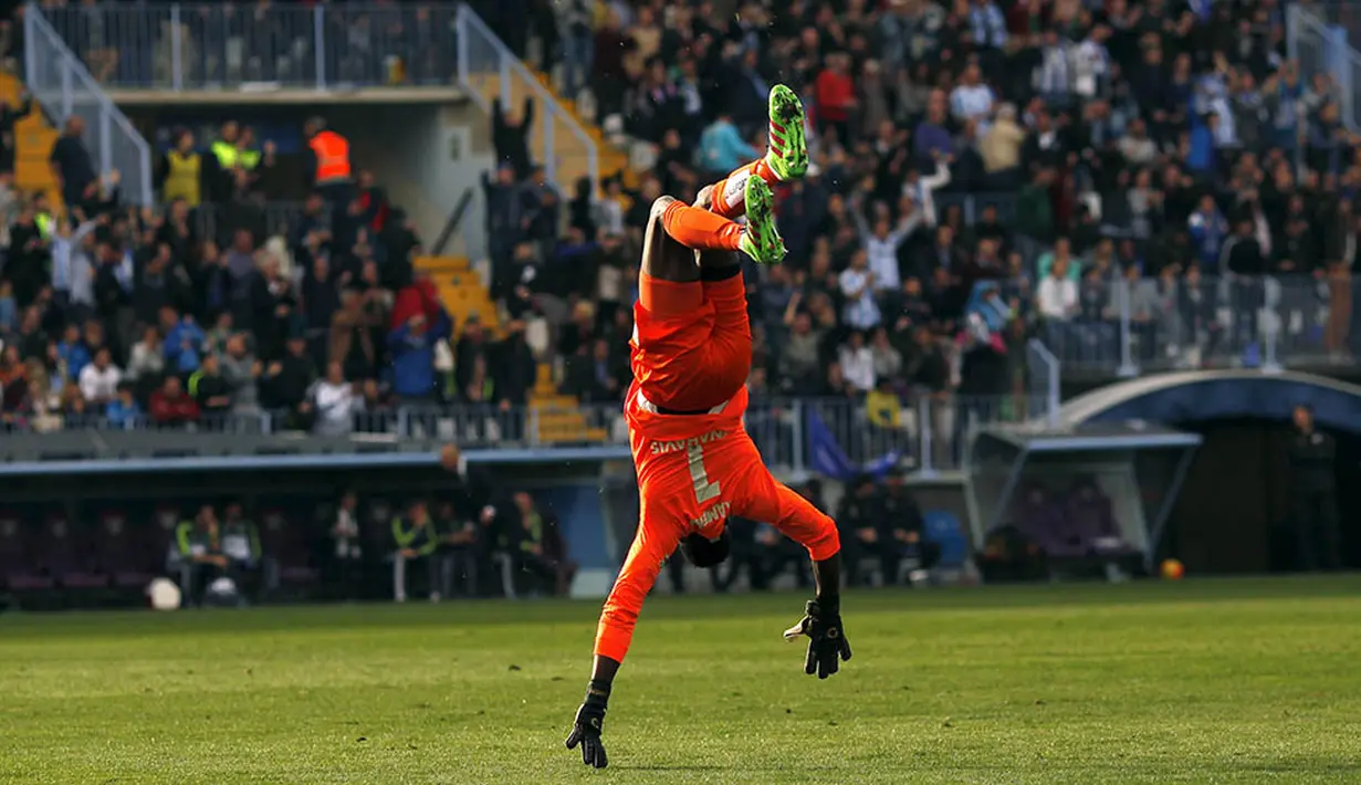 Kiper Malaga, Carlos Kameni, melakukan selebrasi saat laga melawan Real Madrid pada laga La Liga Spanyol di Stadion La Rosaleda, Minggu (21/2/2016). (Reuters/Jon Nazca)