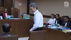 Terdakwa suap panitera Pengadilan Negeri Jakarta Pusat, Eddy Sindoro bersiap menjadi saksi pada sidang lanjutan dugaan menghalangi proses penyidikan KPK dengan terdakwa Lucas di Pengadilan Tipikor, Jakarta, Kamis (17/1). (Liputan6.com/Helmi Fithriansyah)