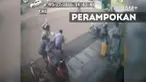 Seorang karyawan sebuah koperasi kredit dirampok saat memasuki kantornya di bekasi, aksi perampokan tersebut terekam di CCTV