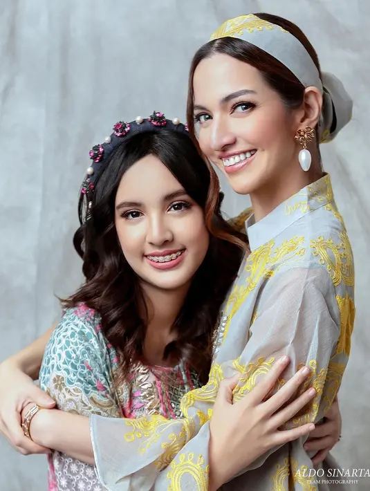 Terlihat di sini, Mikhayla berpose bersama Nia Ramadhani dalam balutan kaftan dan full makeup. [Foto: Instagram/victoria_makeupatelier]