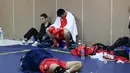 Atlet Wushu Asal China, bersantai sejenak sebelum bertanding pada Cabang Sanda Kejuaraan Dunia Wushu 2015 di Istora, Senayan, Jakarta,Rabu (18/11/2015). (Bola.com/Nicklas Hanoatubun)