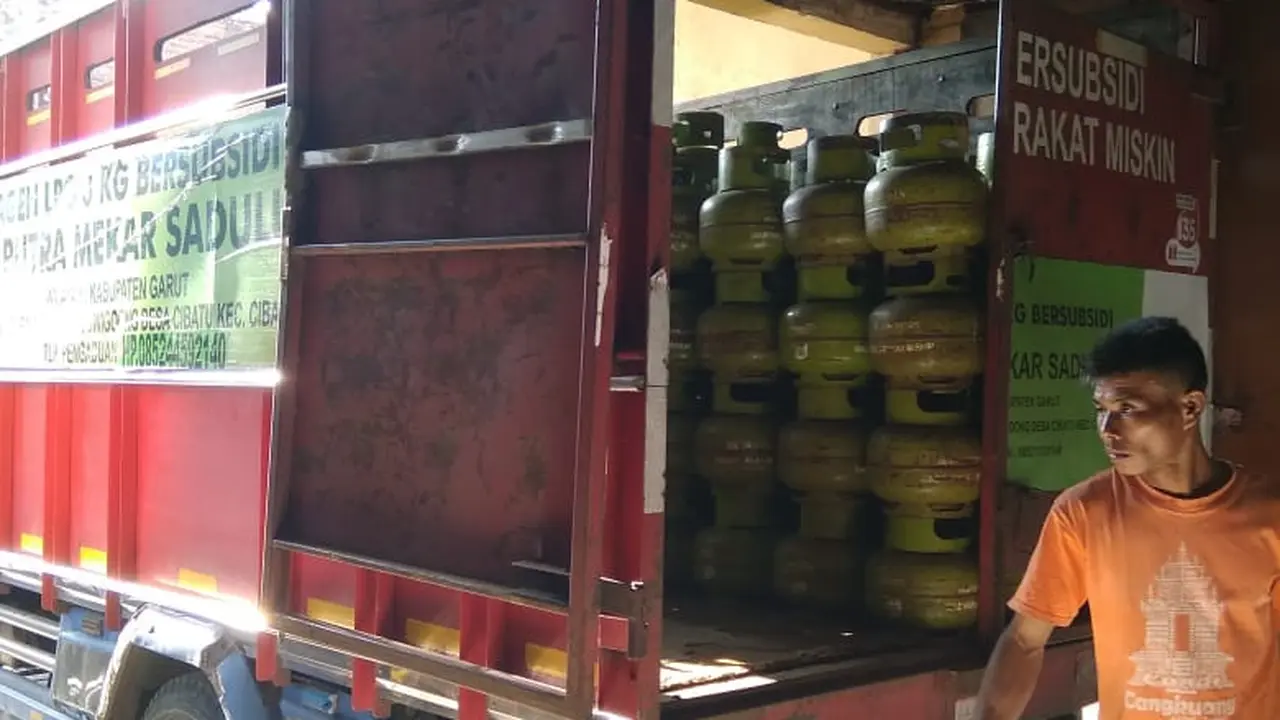 Sebuah mobil angkutan gas subsidi 3 kg tengah menunggu kiriman untuk wilayah Garut Selatan, Jawa Barat.