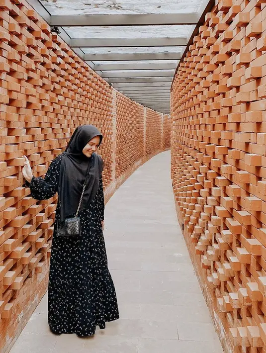 Bukan tanpa alasan, tetap makeup walau di rumah saja menurut Dewi salah satu bentuk menghargai diri sendiri. Meskipun bagi Dewi cantik bukan sekadar tentang penampilan fisik saja. (Instagram/dewisandra)