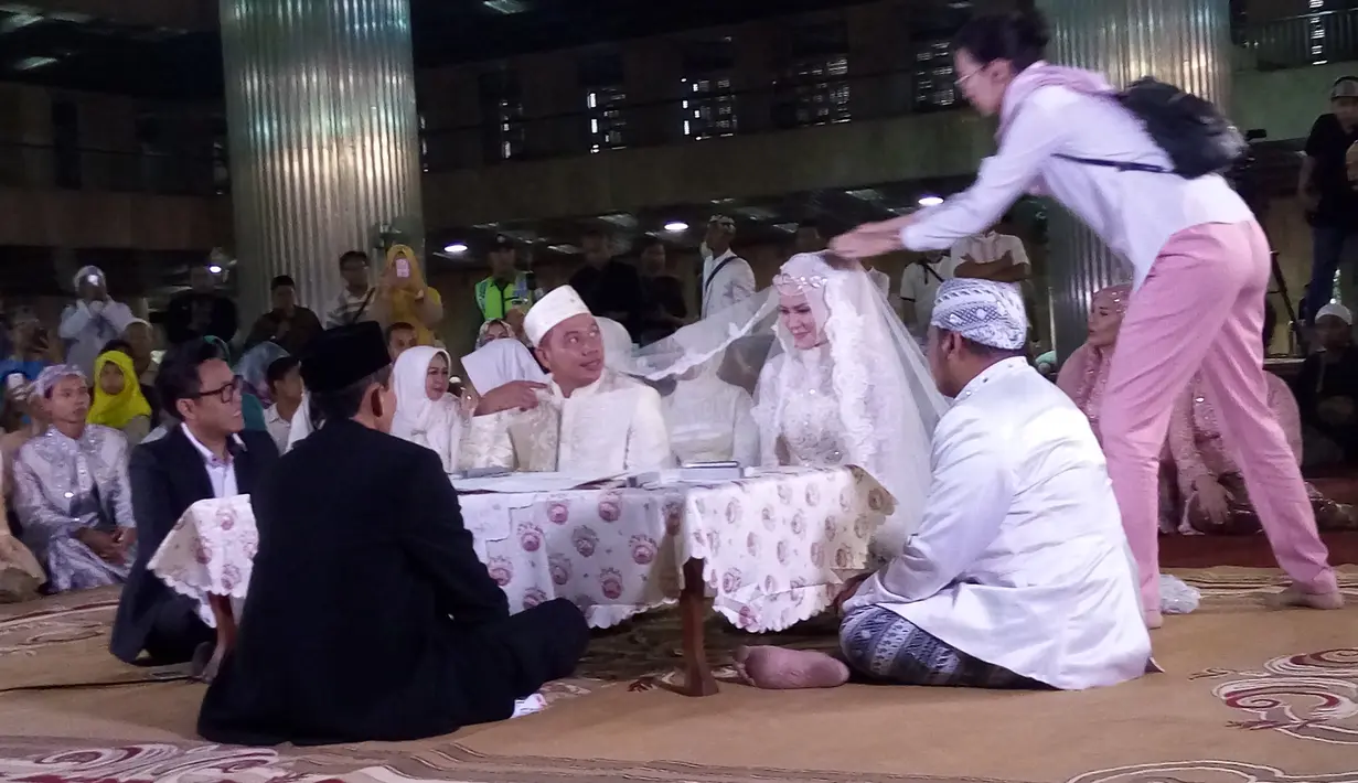 Sedangkan surah Ar-Rahman sebagai permintaan dari sang istri tidak dibaca semua 78 ayat. Menurut Edi Harmanto penghulu yang menikahkan, Vicky hanya sanggup membaca sampai ayat ke 13. Dan sisanya bisa dilanjutkan setelah selesai. (Nurwahyunan/Bintang.com)