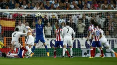 Menjamu Atletico Madrid di Santiago Bernabeu dalam leg kedua perempatfinal Liga Champions, Kamis (23/4/2015) dini hari WIB, Real Madrid mendapatkan perlawanan sengit. Bahkan, mereka harus puas bermain imbang 0-0 di babak pertama. (AP Photo/Andres Kudacki)