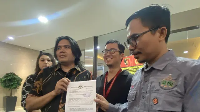 Asosiasi Lawyer Muslim Indonesia (ALMI) melayangkan aduan masyarakat (dumas) ke Bareskrim Mabes Polri terkait dugaan penistaan agama. (Liputan6.com/Devira)