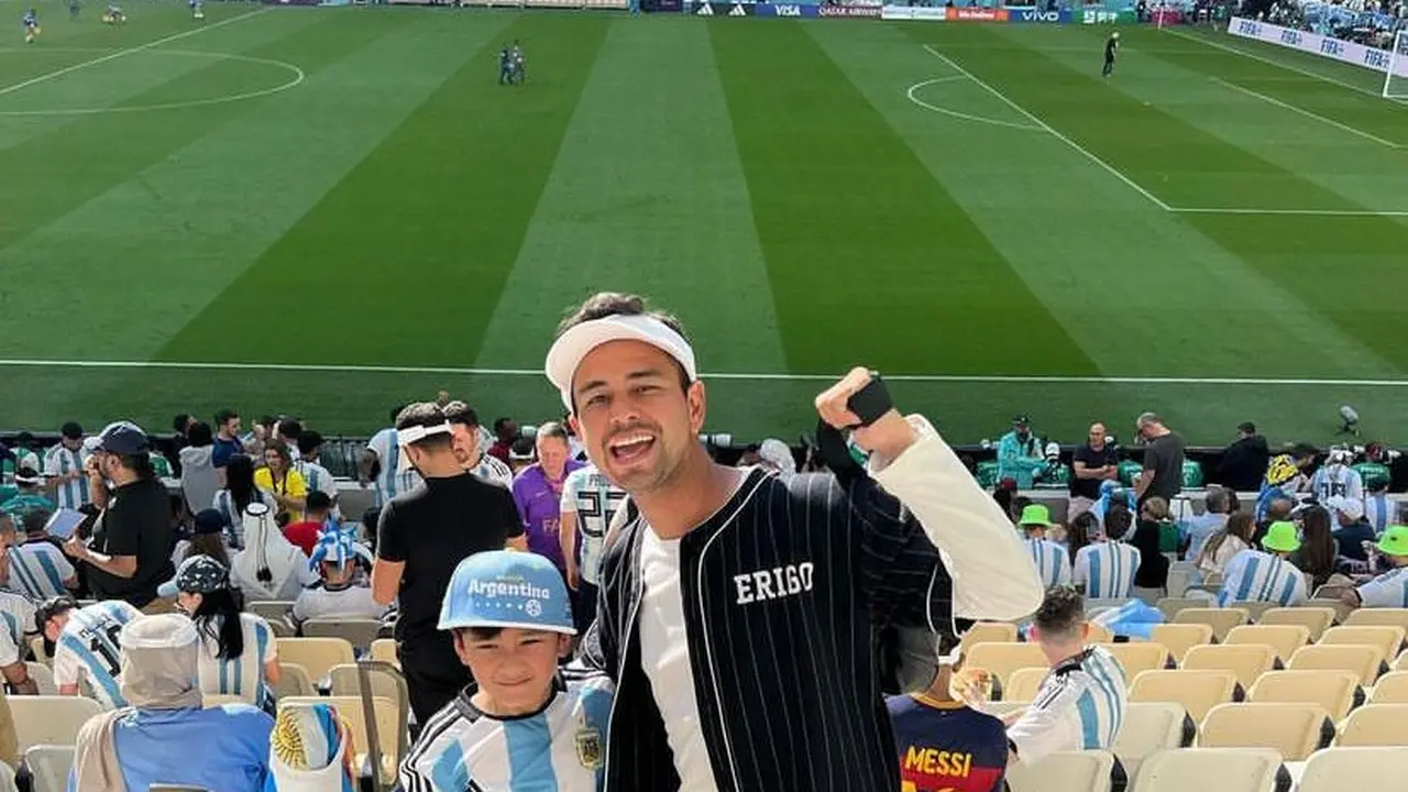 6 Potret Serasi Raffi Ahmad-Nagita Slavina Nonton Piala Dunia 2022 di Qatar, Style Bak ABG Tuai Pujian