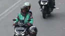 Pengendara sepeda motor mengoperasikan gawainya saat berkendara di Jakarta, Jumat (8/2). Menggunakan GPS saat berkendara dianggap melanggar UU Nomor 22 Tahun 2009 tentang Lalu Lintas dan Angkutan Jalan. (Liputan6.com/Immanuel Antonius)