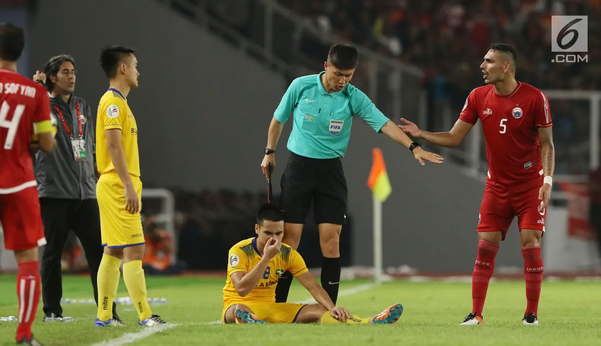 Bek Persija, Jaimerson Da Silva (kanan) melakukan protes saat laga grup H Piala AFC melawan Song Lam Nghe An di Stadion GBK Jakarta, Rabu (14/3). Persija unggul 1-0 atas Song Lam Nghe An. (Liputan6.com/Helmi Fithriansyah)
