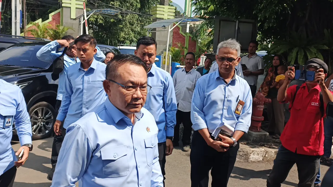 Kepala Staf Kepresidenan (KSP) Dudung Abdurachman menjenguk para korban kecelakaan kereta di RSUD Kota Bekasi, Rabu (29/4/2026) pagi