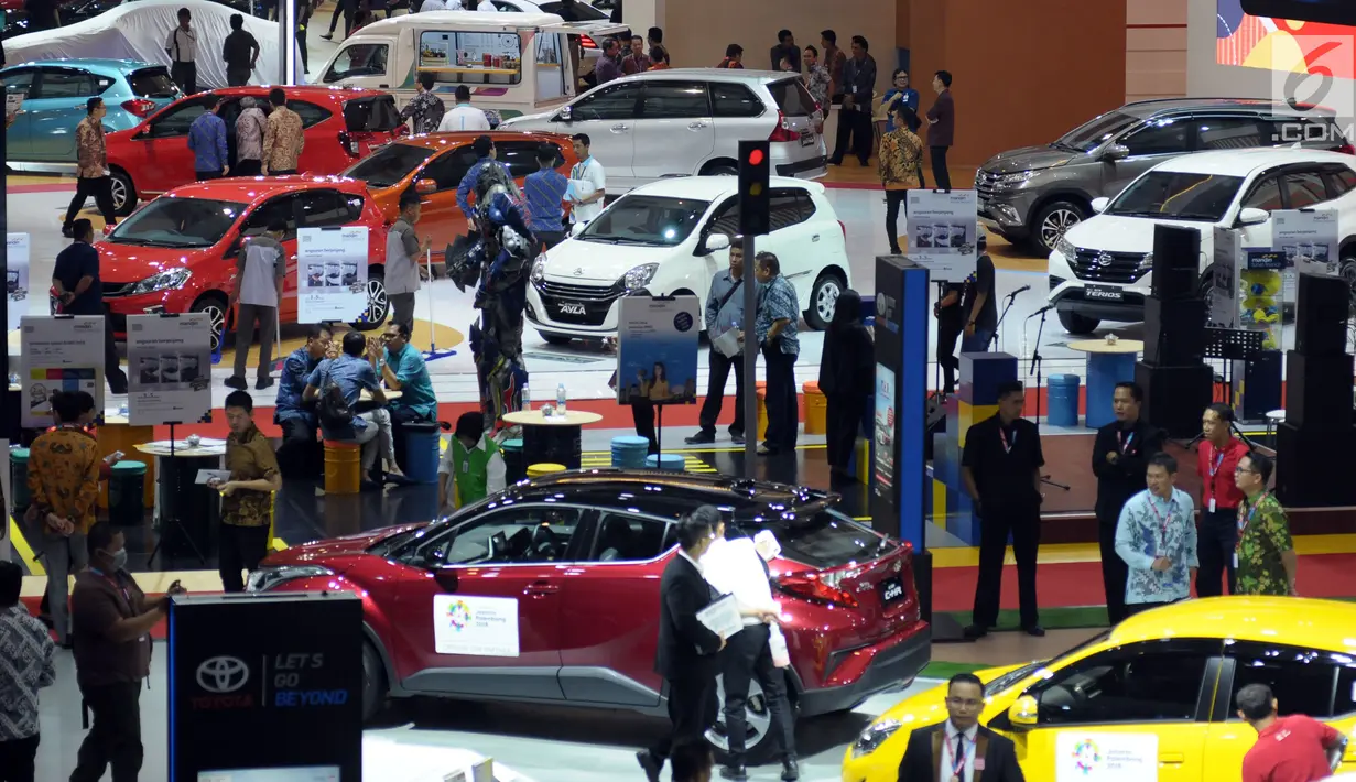 Pengunjung memadati salah satu stand kendaraan yang dipamerkan pada Indonesia International Motor Show 2018 di JIExpo, Jakarta, Kamis (19/4). 38 merek kendaraan dipamerkan dan 350 perusahaan ikut dalam IIMS 2018. (Liputan6.com/Helmi Fithriansyah)