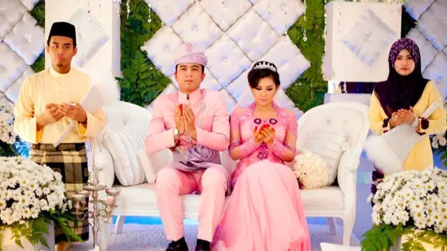Mohamad Iqmi Ahmad Maliki (paling kiri) dan istrinya (paling kanan) saat bertemu di pesta pernikahan tahun 2012. (Sumber: Mstar)