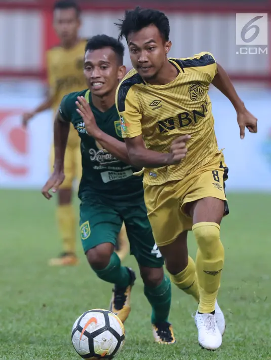 Pemain Bhayangkara FC, M Hargianto (kanan) berebut dengan pemain Persebaya, Irfan Jaya pada lanjutan Go-Jek Liga 1 Indonesia bersama Bukalapak di Lapangan PTIK, Jakarta, Rabu (11/7). Laga berakhir imbang. (Liputan6.com/Helmi Fthriansyah)