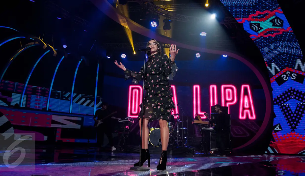 Penyanyi asal Inggris Dua Lipa saat menjadi bintang tamu acara SCTV Music Awards 2017  di Studio 6 EMTEK, Jakarta, Selasa (16/5).Karir musiknya dimulai pada usia 14, saat dia mulai mengcover lagu di YouTube. (Liputan6.com/Gempur M Surya)