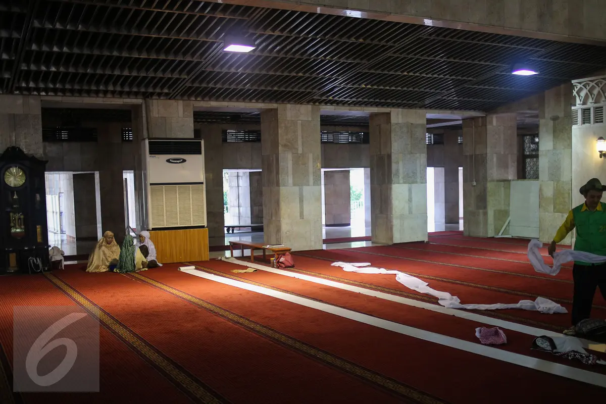 Persiapan Salat Tarawih Pertama di Masjid Istiqlal