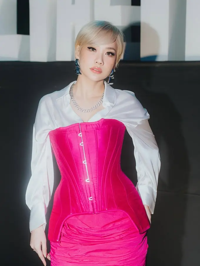 Genap 42 Tahun, Potret Menawan Bunga Citra Lestari Tampil Bak Barbie dengan Dress Pink dan Rambut Blonde