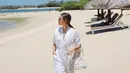 Simple tapi stylish, bisa pilih jumpsuit warna putih seperti yang dikenakan Jessica Mila ini.