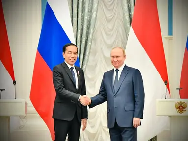 Presiden Joko Widodo (kiri) berjabat tangan dengan Presiden Rusia Vladimir Putin (kanan) usai menyampaikan pernyataan bersama di Istana Kremlin, Moskow, Rusia, Kamis (30/6/2022). Presiden menyatakan siap menjadi jembatan komunikasi antara Presiden Ukraina Volodymyr Zelenskyy dan Presiden Rusia Vladimir Putin agar kedua pihak mencapai perdamaian. (FOTO: Biro Pers Sekretariat Presiden)