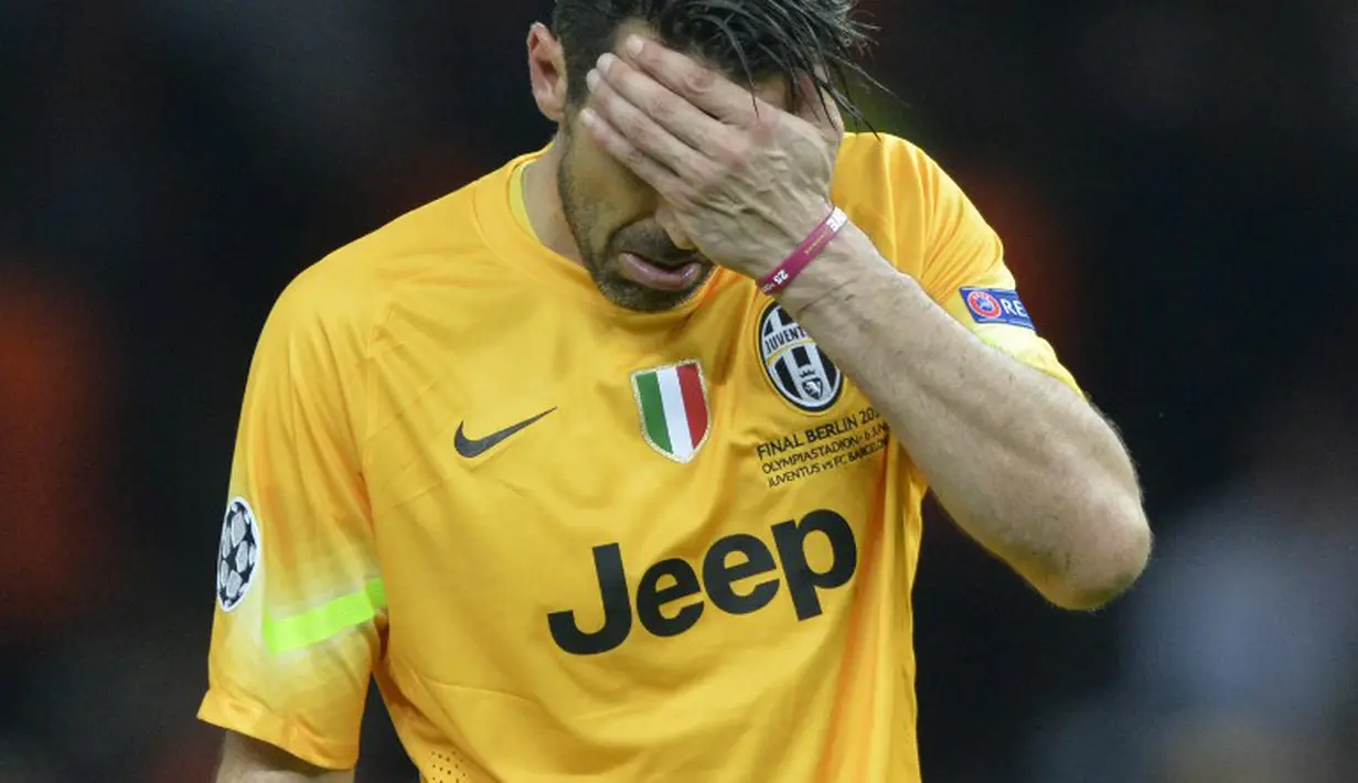 Reaksi kiper Juventus Gianluigi Buffon usai pertandingan di laga final Liga Champions 2014-2015 di Olympiastadion, Berlin, Minggu (7/6/2015). Juventus dikalahkan Barcelona dengan skor 3-1. (AFP Photo/Oliver Lang)