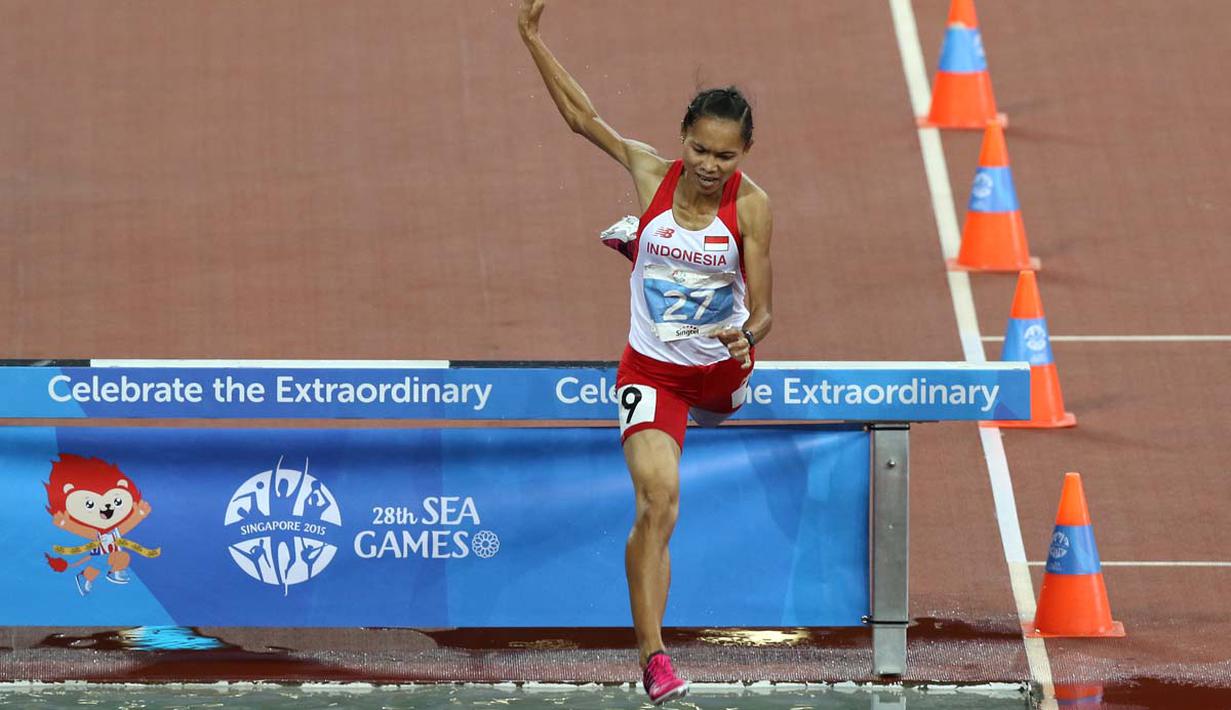 Rini Budiarti sempat tersangkut kaki kirinya di halang rintang dan membuatnya jatuh ke dalam air di bawahnya. (Bola.com/Arief Bagus)