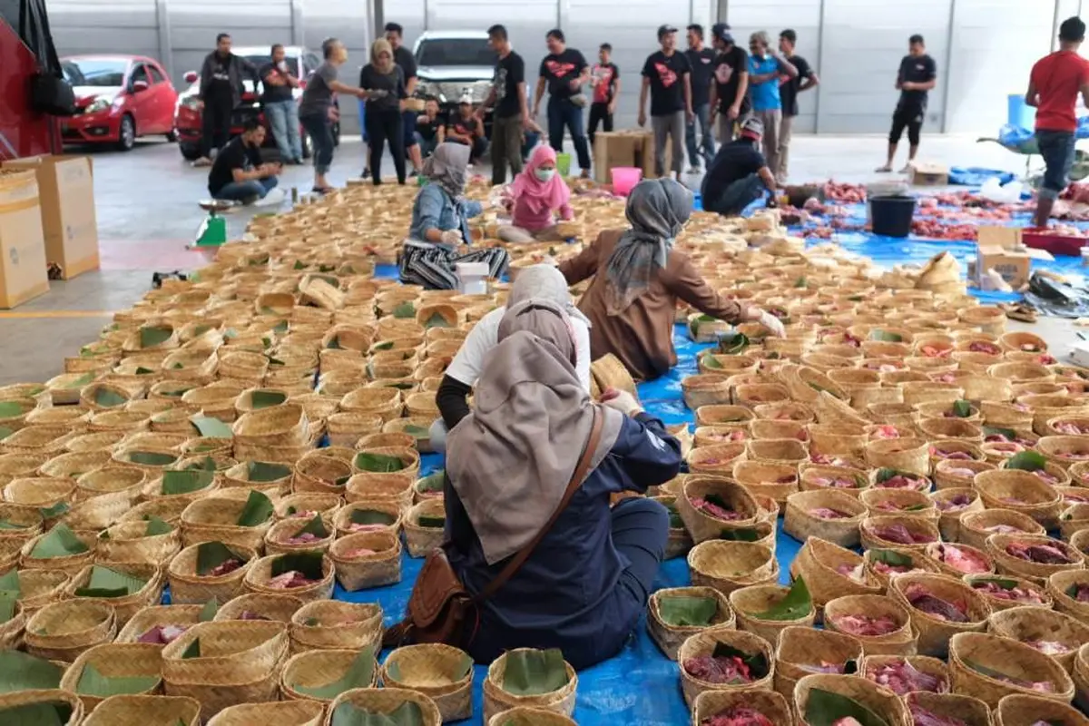 Pandemi Belum Berlalu, Bagikan Daging Kurban ke Rumah Penerima