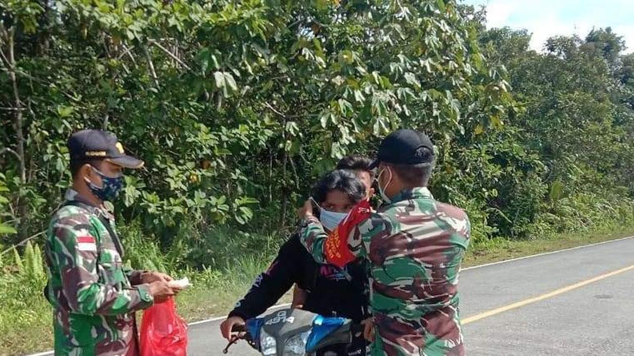 TNI Kodim 1206/Putussibau, Kapuas Hulu punya cara agar warga patuh protokol kesehatan (prokes) Covid-19 di perbatasan Malaysia, salah satunya yakni dengan pembagian masker gratis. (Foto: Liputan6.com/Aceng Muakaram)