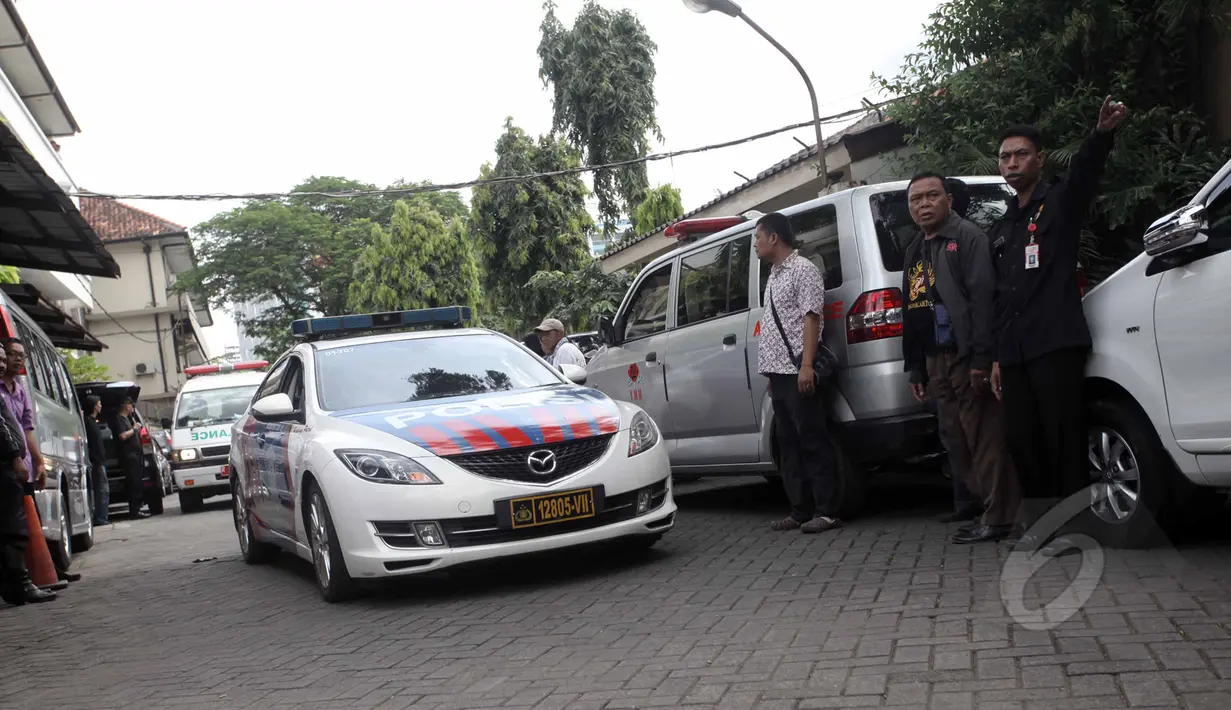 Mobil ambulan yang membawa jenazah terpidana mati asal Brazil, Rodrigo Gularte tiba di Rumah Duka RS Carolus, Jakarta, Rabu, (29/4/2015). Jenazah tiba sekitar pukul 12.50 WIB dengan diiringi mobil polisi. (Liputan6.com/Helmi Afandi)