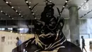 Pengunjung melihat karya lukis dan karya foto pada pameran 150 Tahun Mahatma Gandhi di kompleks Parlemen, Senayan, Jakarta, Jumat (2/10/2020). Pameran ini kerjasama Kedubes India dan DPR mengambil tema "kebenaran, anti kekerasan dan Satyagraha". (Liputan6.com/Johan Tallo)