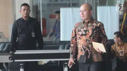 Rektor IAIN Pontianak, Syarif bersiap meninggalkan Gedung KPK usai menjalani pemeriksaan di Jakarta, Senin (17/6/2019). Syarif diperiksa sebagai saksi untuk tersangka Romahurmuziy (Rommy) terkait kasus dugaan jual beli jabatan di lingkungan Kementerian Agama. (merdeka.com/Dwi Narwoko)