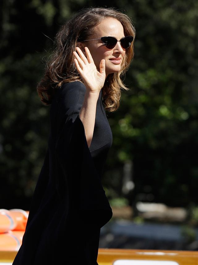 Natalie Portman Tampil Cantik Saat Hadiri Festival Film Venice