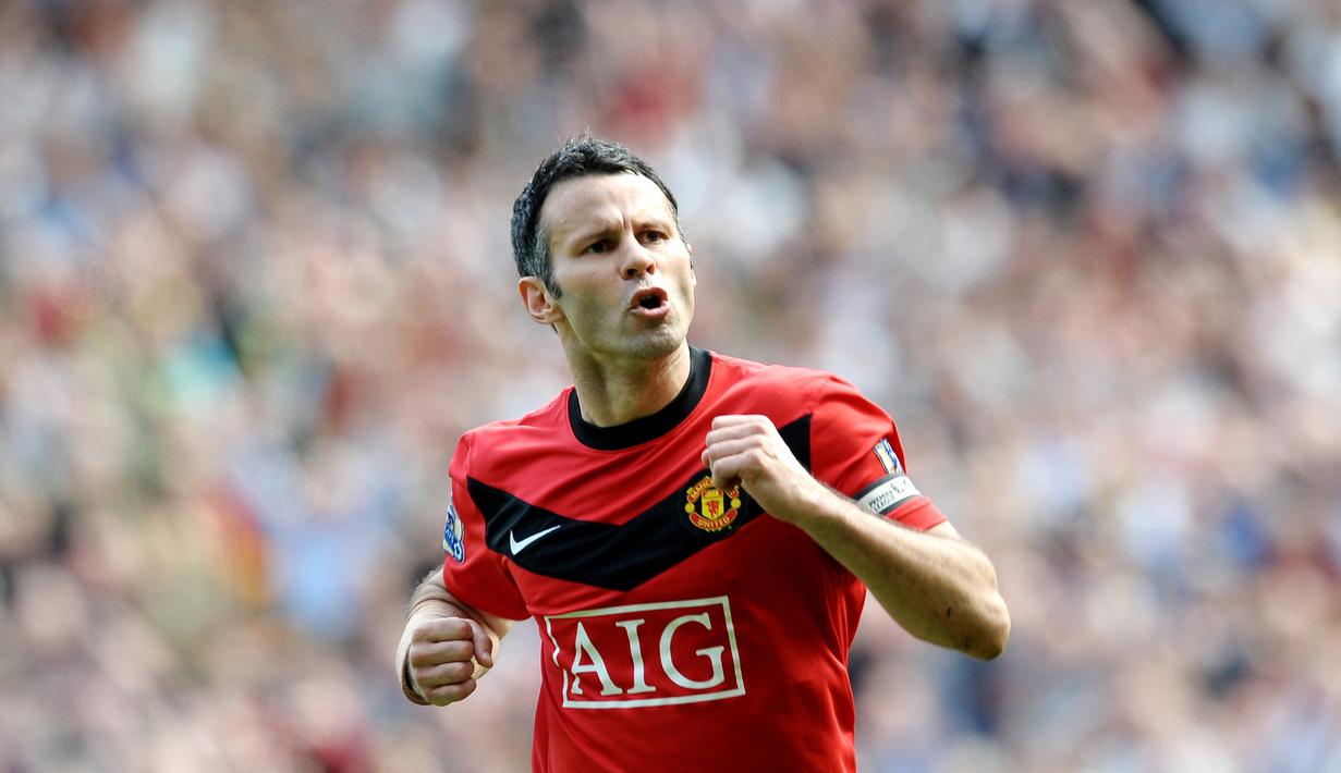 1. Ryan Giggs – Pria asal Wales ini pernah berjaya saat berseragam Mancester United. Sepanjang karirnya ia berhasil mengoleksi 35 trofi, 13 di antaranya merupakan gelar juara Premier League. (AFP/Paul Ellis)