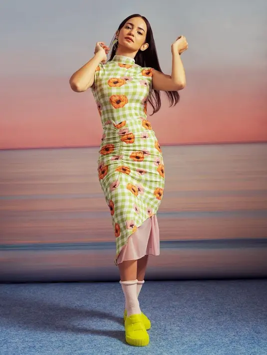 Enzy Storia tampil dengan dress bunga yang dipasangkan lagi dengan rok satin untuk gaya unik. [Foto: Instagram @enzystoria]