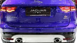 Tampilan body belakang Jaguar F-Pace yang merupakan jenis SUV pertama yang diluncurkan Jaguar. Jaguar F-PACE ini memiliki kecepatan maksimal hingga 250 km/jam, lebih kencang ketimbang mobil juara dunia Rally Dakar 2016 (200 km/jam). (Bola.com/Arief Bagus)