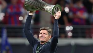 Manajer Crystal Palace Oliver Glasner mengangkat trofi Conference League 2025/2026. (Ronny HARTMANN / AFP)