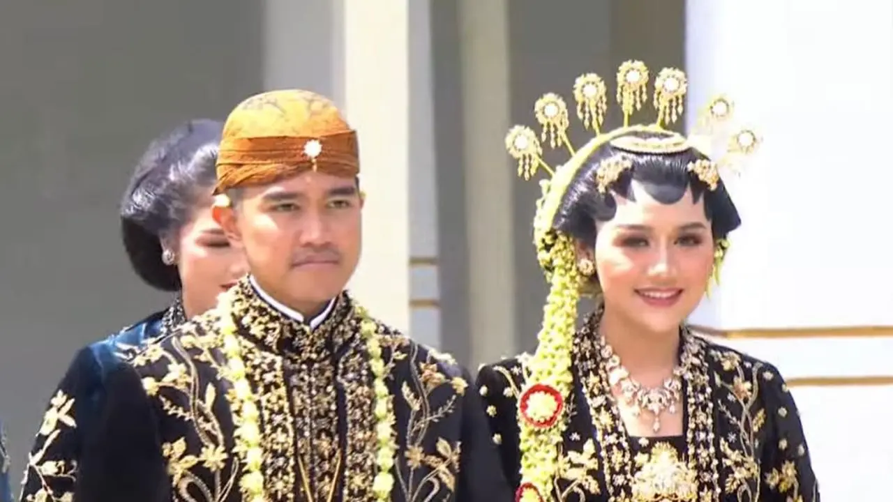 Gaya Kaesang Pangarep-Erina Gudono dalam Balutan Busana Solo Putri di Acara Tasyakuran
