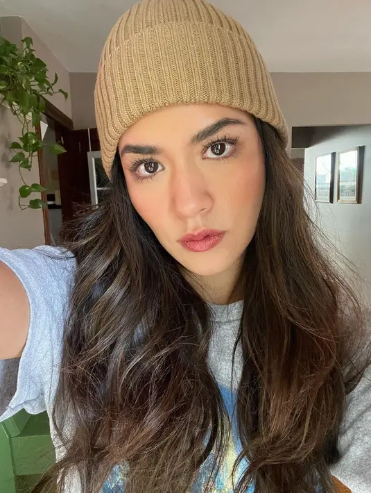 Aksesori kalung bertumpuk hingga beanies juga tak luput ia kenakan. (Sumber: Instagram/raisa6690)