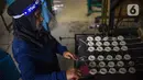 Pekerja menggoreng kerupuk di pabrik kerupuk Pasundan Bedahan, Sawangan, Depok, Senin (8/3/2020). Usaha mikro pabrik kerupuk Pasundan menerapkan protokol kesehatan kepada 23 karyawannya selama pandemi Covid-19. (Liputan6.com/Fery Pradolo)