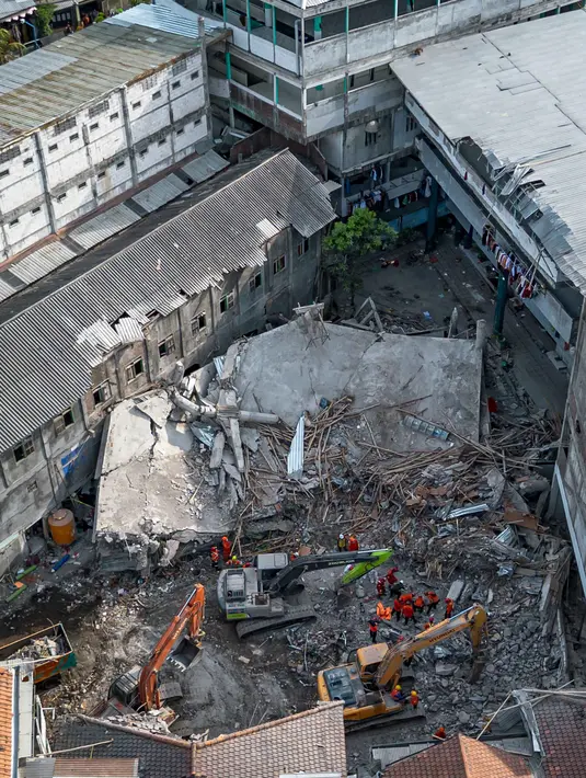 Data terbaru menyebut jumlah korban yang masih dalam pencarian menyusut menjadi 14 orang. Sementara 104 orang ditemukan selamat, dengan 6 di antaranya masih dirawat intensif, dan 97 lainnya telah pulang. (Dicky Bisinglasi/AFP)