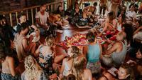 Kegiatan yoga massal  yang diselenggarakan di House of Om Gianyar Bali pada Kamis, 18 Juni 2020.