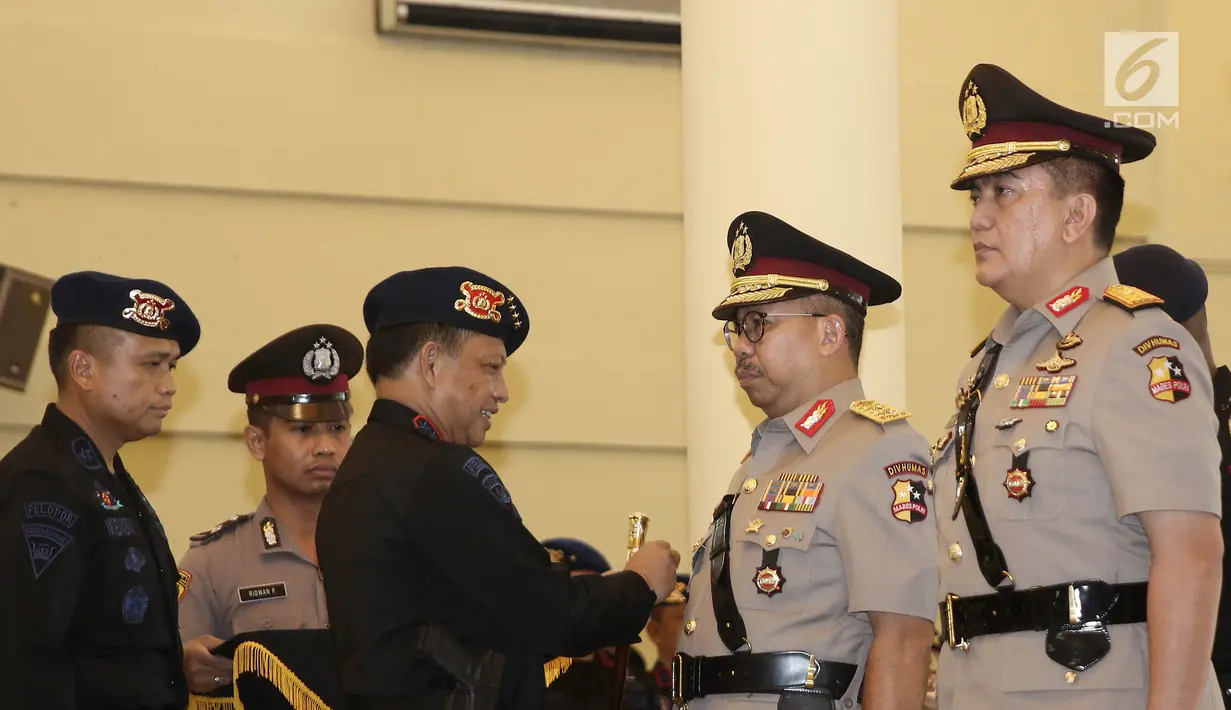 Kapolri Jenderal Tito Karnavian menyematkan lencana jabatan pada Irjen Setyo Wasisto selama upacara sertijab di Mako Brimob, Kelapa Dua, Depok, Rabu (14/ 11). Irjen Setyo Wasisto kini ditugaskan di Kementerian Perindustrian. (Liputan6.com/Herman Zakharia)