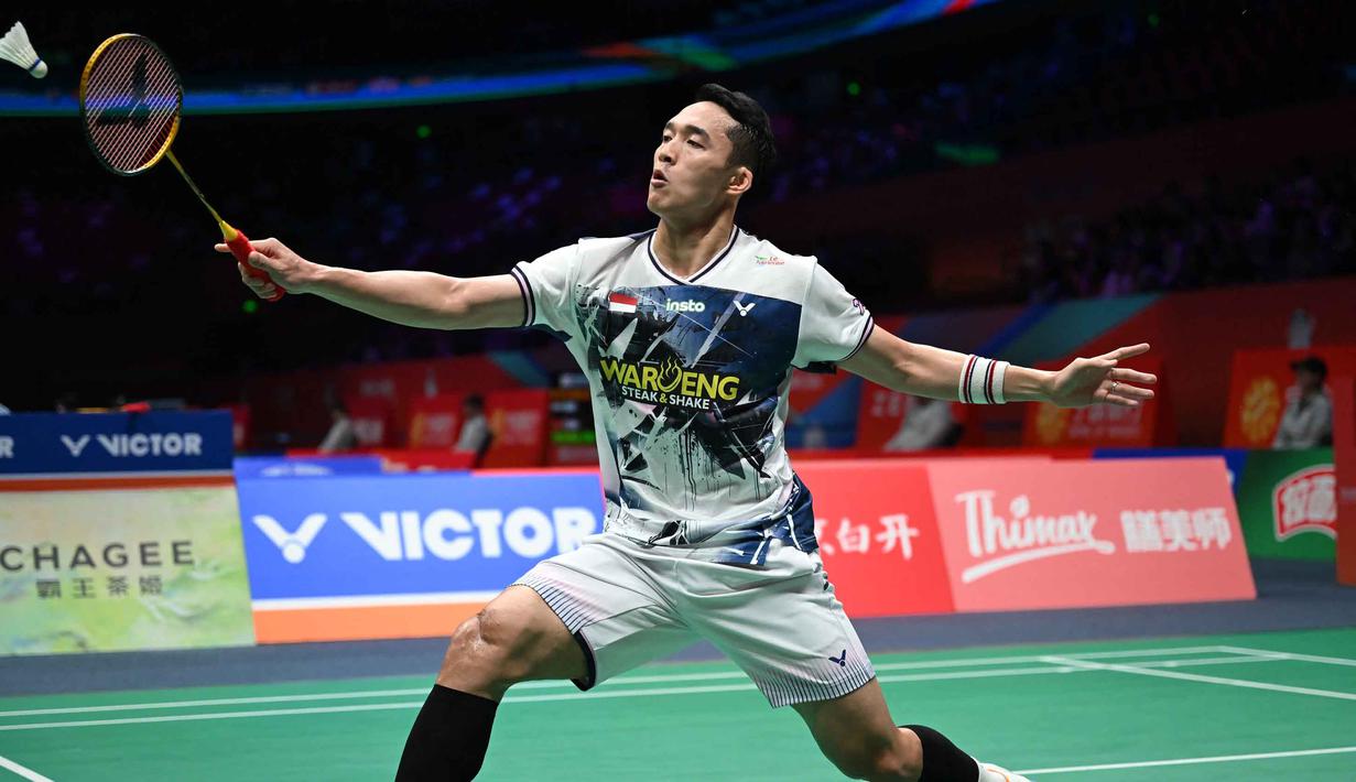 Ia menilai proses penyesuaian berjalan baik hingga mampu mengontrol jalannya laga. Tampak dalam foto, tunggal putra Indonesia, Jonatan Christie memukul bola balasan ke arah Yudai Okimoto (Jepang) selama pertandingan babak 16 besar Badminton Asia Championships (BAC) 2026 di Ningbo Olympic Sports Centre, provinsi Zhejiang, Tiongkok timur, Kamis (9/4/2026). (CN-STR/AFP) / China OUT