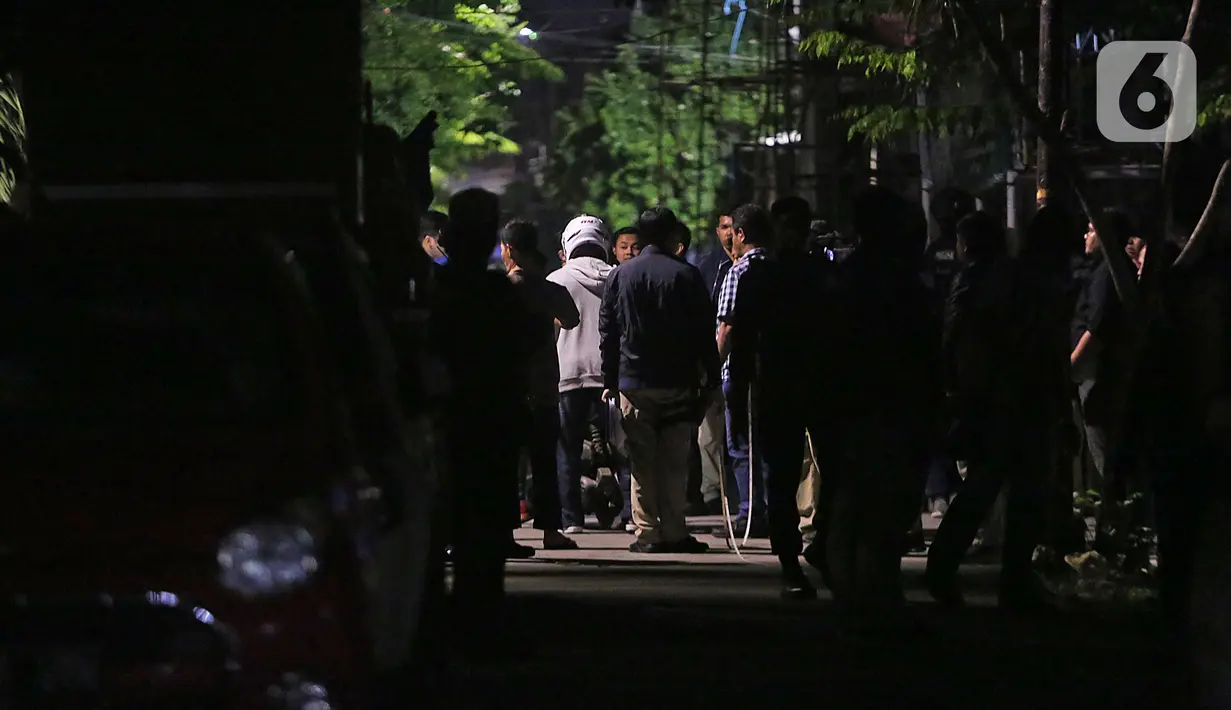 Polisi melakukan adegan rekonstruksi kasus penyiraman air keras terhadap penyidik KPK Novel Baswedan di Jalan Deposito, Kelapa Gading, Jakarta, Jumat (7/2/2020). Rekonstruksi yang berjalan tertutup itu menghadirkan dua tersangka yang diduga sebagai pelaku penyiraman. (Liputan6.com/Herman Zakharia)