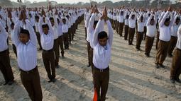 Ribuan orang yang tergabung dalam sukarelawan nasionalis Hindu Rashtriya Swayamsevak Sangh (RSS) melakukan yoga massal di Gauhati, India (21/1). Yoga massal ini diikuti lebaih dari tiga puluh ribu sukarelawan. (AP Photo / Anupam Nath)