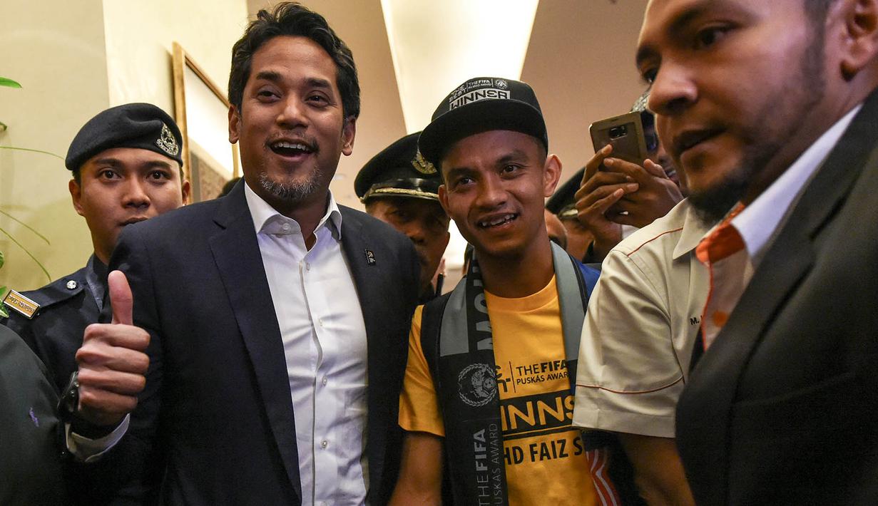 Tiba di Malaysia, gelandang serang Penang FA, Mohd Fauz Subri, langsung disambut oleh Menteri Olahraga dan Pemuda Malaysia, Khairy Jamaluddin. (AFP/Mohd Rasfan)