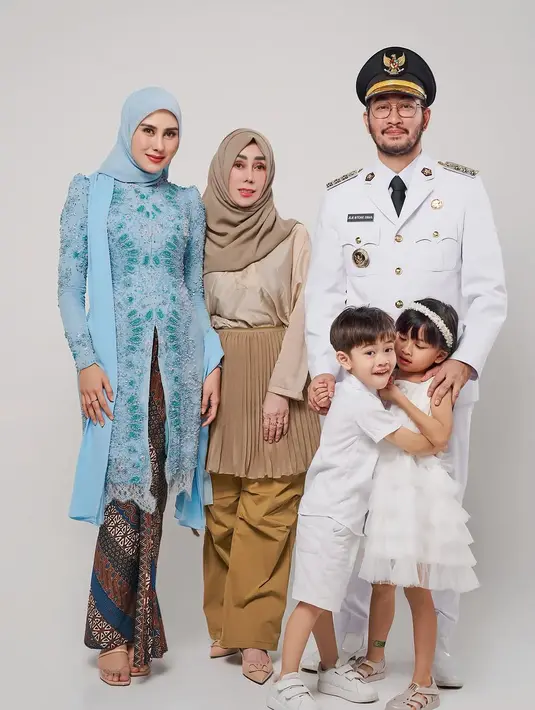 Jeje Govinda sendiri tampil gagah dalam seragam resmi berwarna putih lengkap dengan atribut kepemimpinan. Sebagai Bupati Bandung Barat, ia ingin menunjukkan komitmennya dalam menjalankan amanah yang diberikan oleh masyarakat. Bersama Syahnaz, ia siap bersinergi untuk mengembangkan berbagai program demi kesejahteraan daerah.  (Liputan6.com/IG/@ritchieismail)
