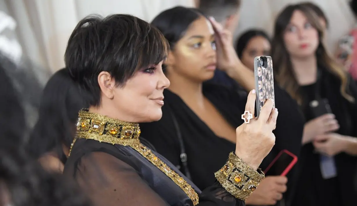 Kris tak beranjak dari red carpet hingga seluruh anggota keluarganya tiba. (Popsugar)