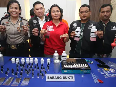 Kasat Narkoba Polres Jakarta Selatan Kompol Vivick Tjangkung menunjukkan tersangka beserta barang bukti kasus cairan rokok elektrik berbahan ganja di Mapolres Jakarta Selatan, Selasa (21/3). (Liputan6.com/Immanuel Antonius)