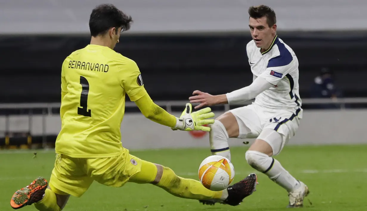 Gelandang Tottenham Hotspur, Giovani Lo Celso mencetak gol saat kiper Royal Antwerp, Alireza Beiranvand mencoba menghentikannya pada matchday terakhir Grup J Liga Europa di Tottenham Hotspur Stadium, Jumat (11/12/2020) dinihari WIB. Tottenham mengalahkan Antwerp 2-0.  (AP/Kirsty Wigglesworth, pool)