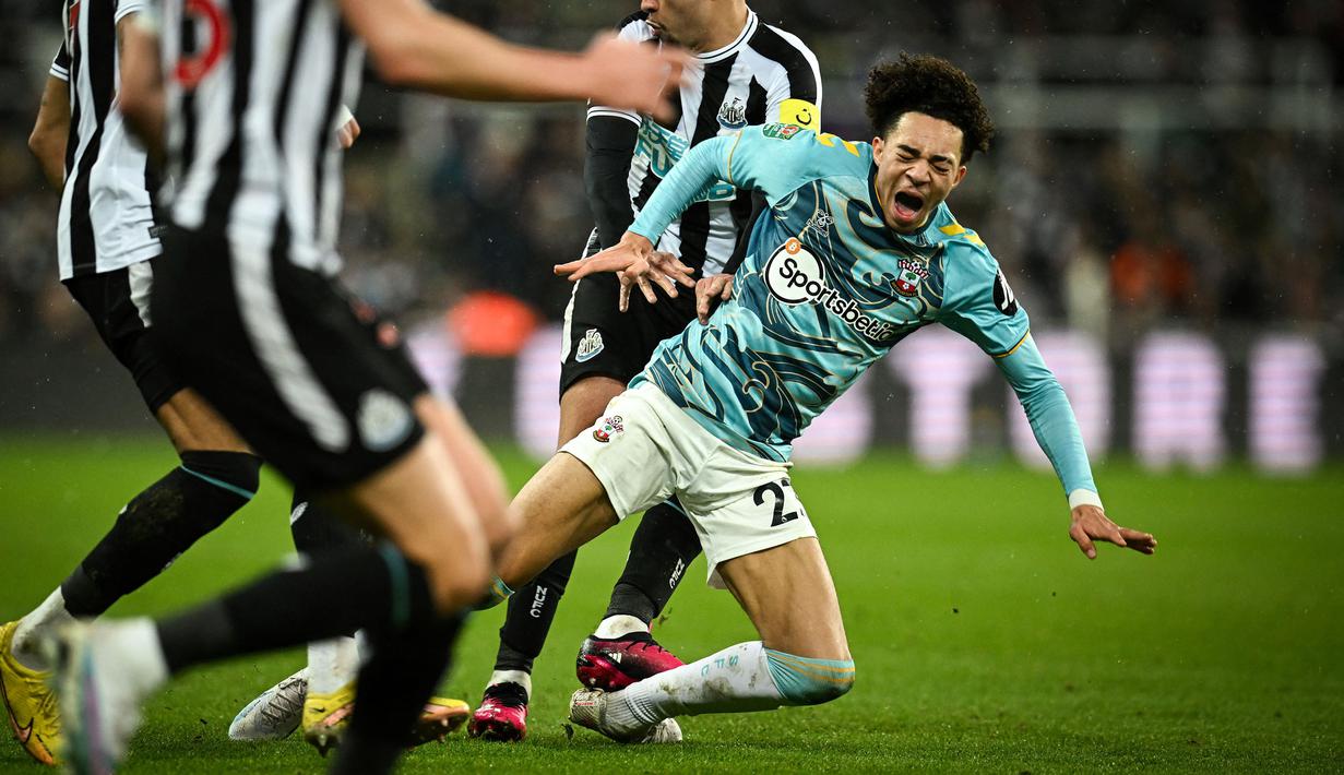 Reaksi kesakitan pemain Southampton, Samuel Edozie (kanan) saat dilanggar oleh pemain Newcastle United, Bruno Guimares pada laga Piala Liga Inggris di  St James's Park Stadium, Newcastle, 31 Januari 2023. Edozie menjadi salah satu pemain di Timnas Inggris U-20. Pemain dengan harga pasar Rp121,67 Miliar tercatat berhasil mencetak 3 gol dalam 3 penampilannya. (AFP/Paul Ellis)